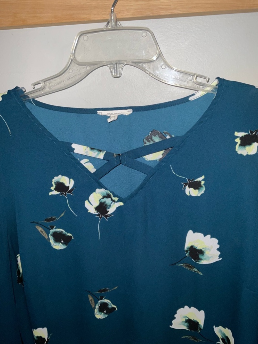 Maurices Teal Floral Crisscross V-Neck Neck Blouse Size 1X - Picture 4 of 9